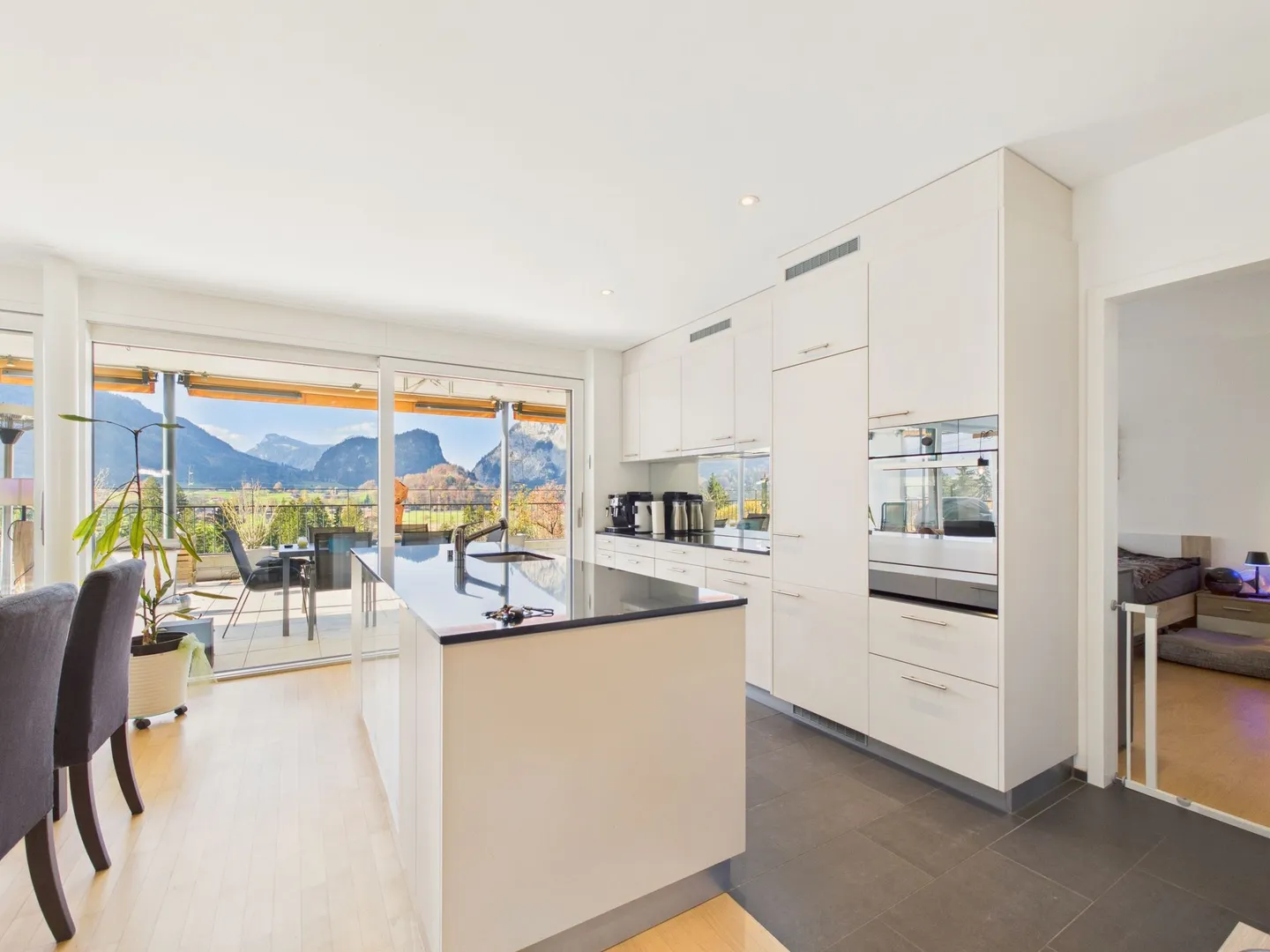 Helle, moderne 4.5-Zimmer-Wohnung mit einzigartiger Terrasse und Panorama-Aussicht in Spiez - Foto 2 di 11