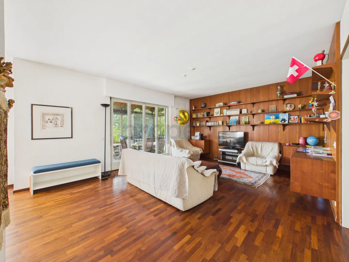 Land of 1,000 m², great renovation potential and pergola with fireplace - Photo 2 of 13