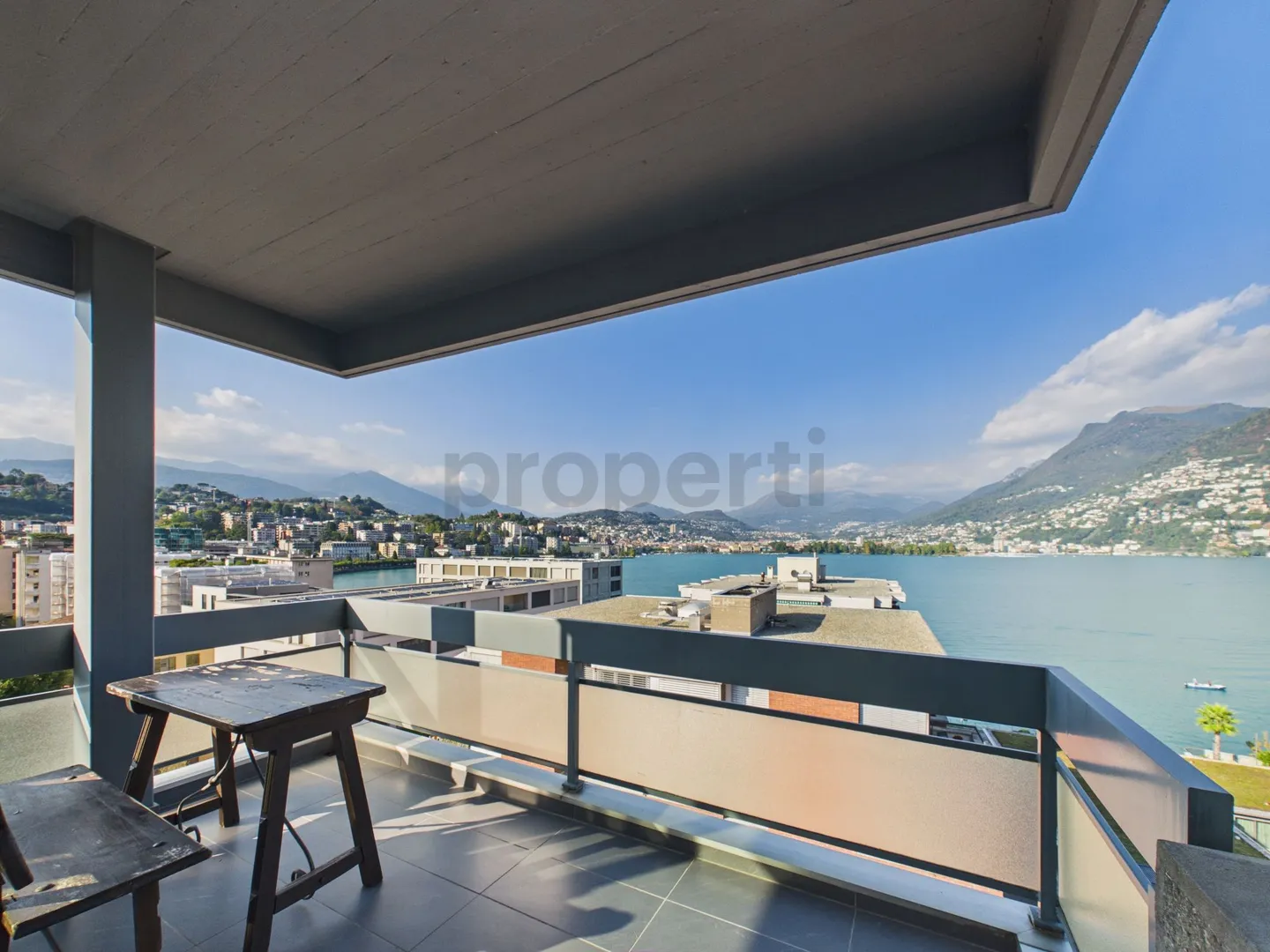 Spazioso attico ristrutturato nel 2022, Ampio balcone con vista panoramica sul lago Ceresio - Photo 11 sur 12