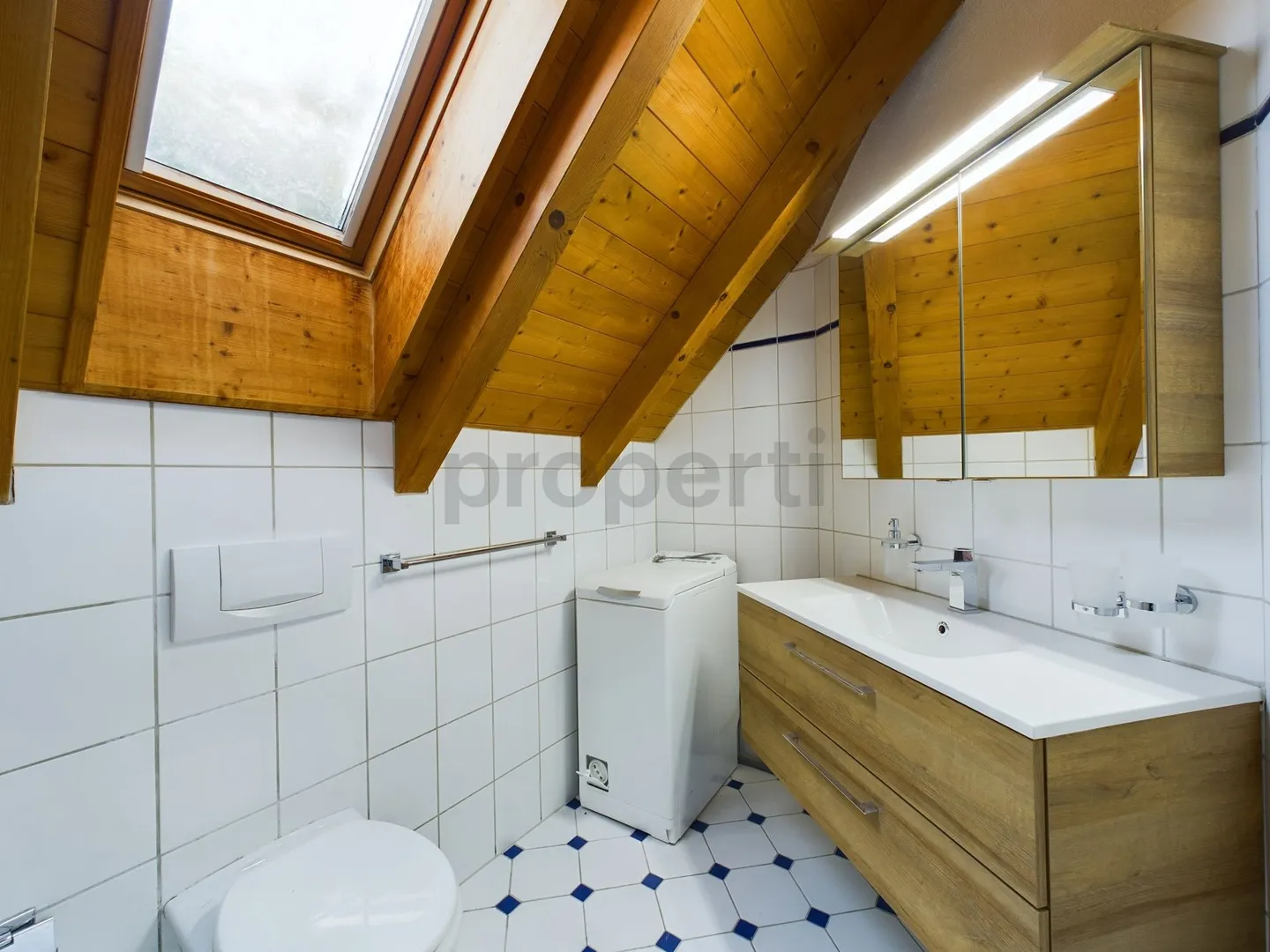 Bright 3.5-room attic apartment with balcony in Buchs ZH - Photo 9 of 10