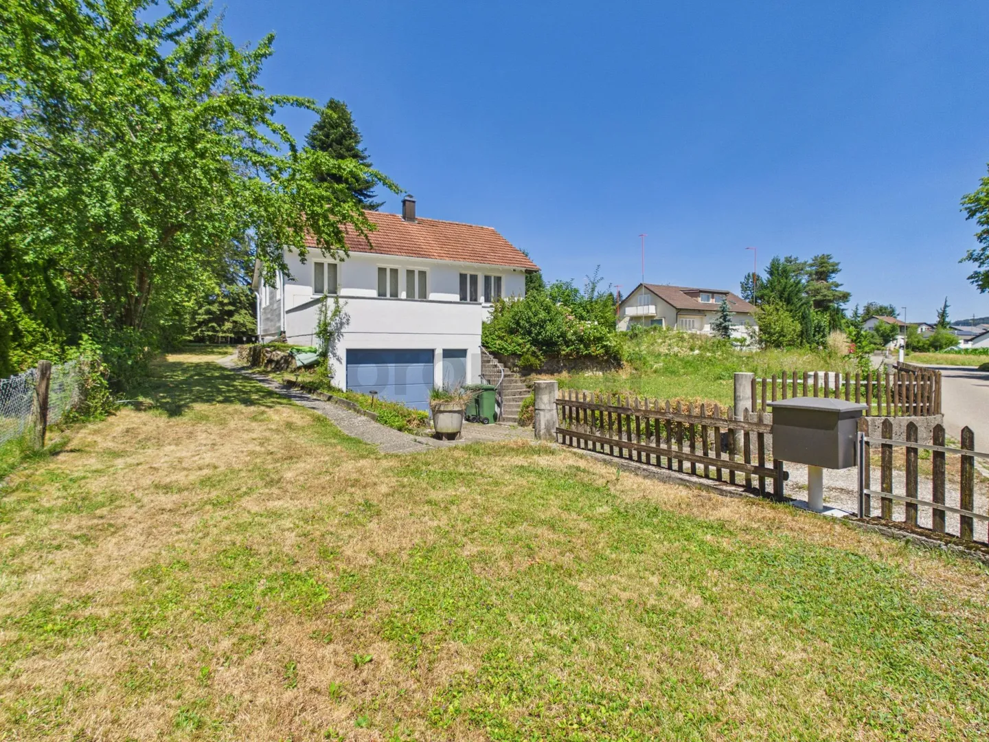 Large plot, modern kitchen and private garage near the train station - Photo 11 of 13