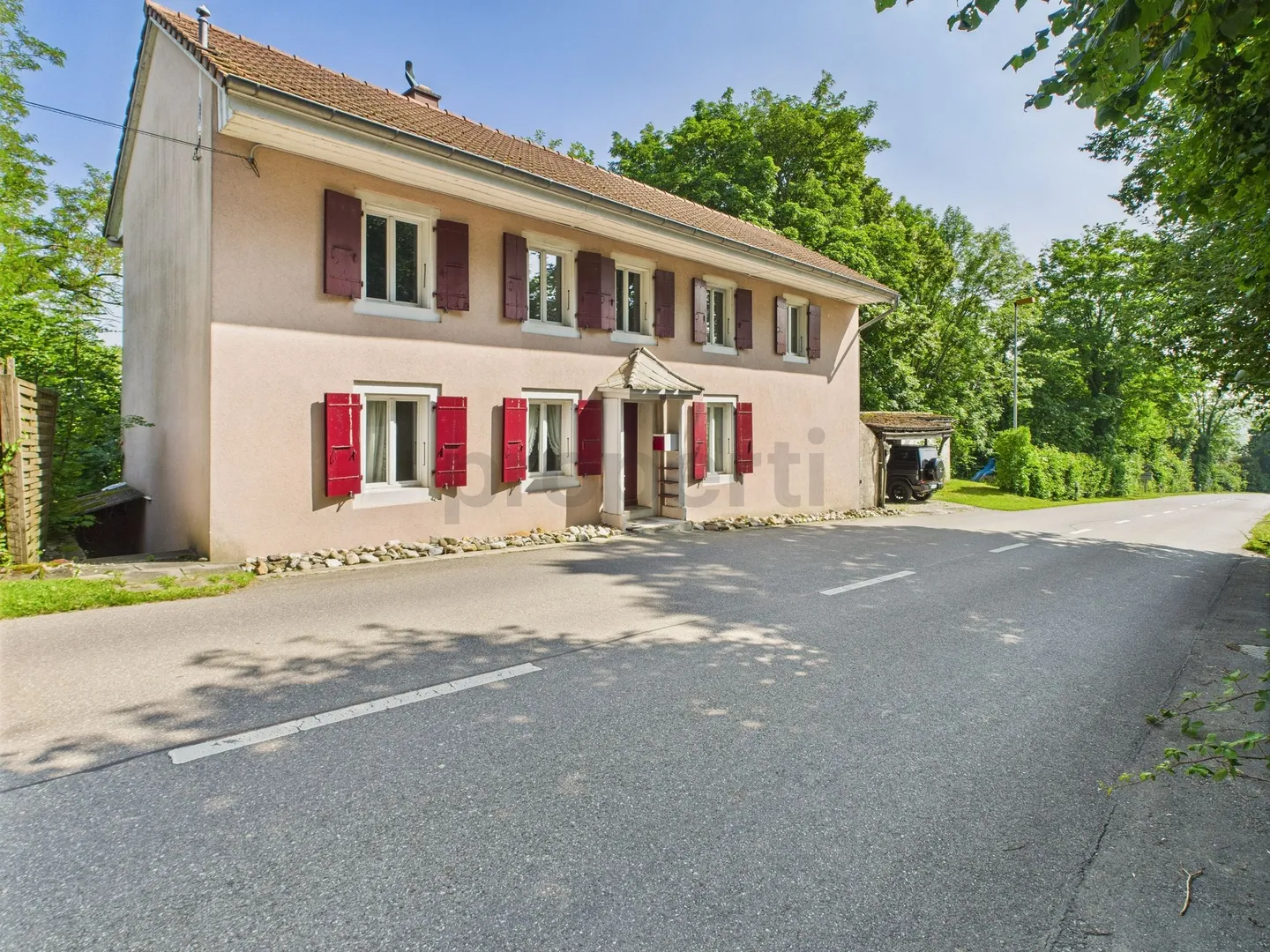 Maison individuelle exclusive dans un emplacement calme en bordure de forêt avec vue sur le lac et jardin - Photo 1 sur 12