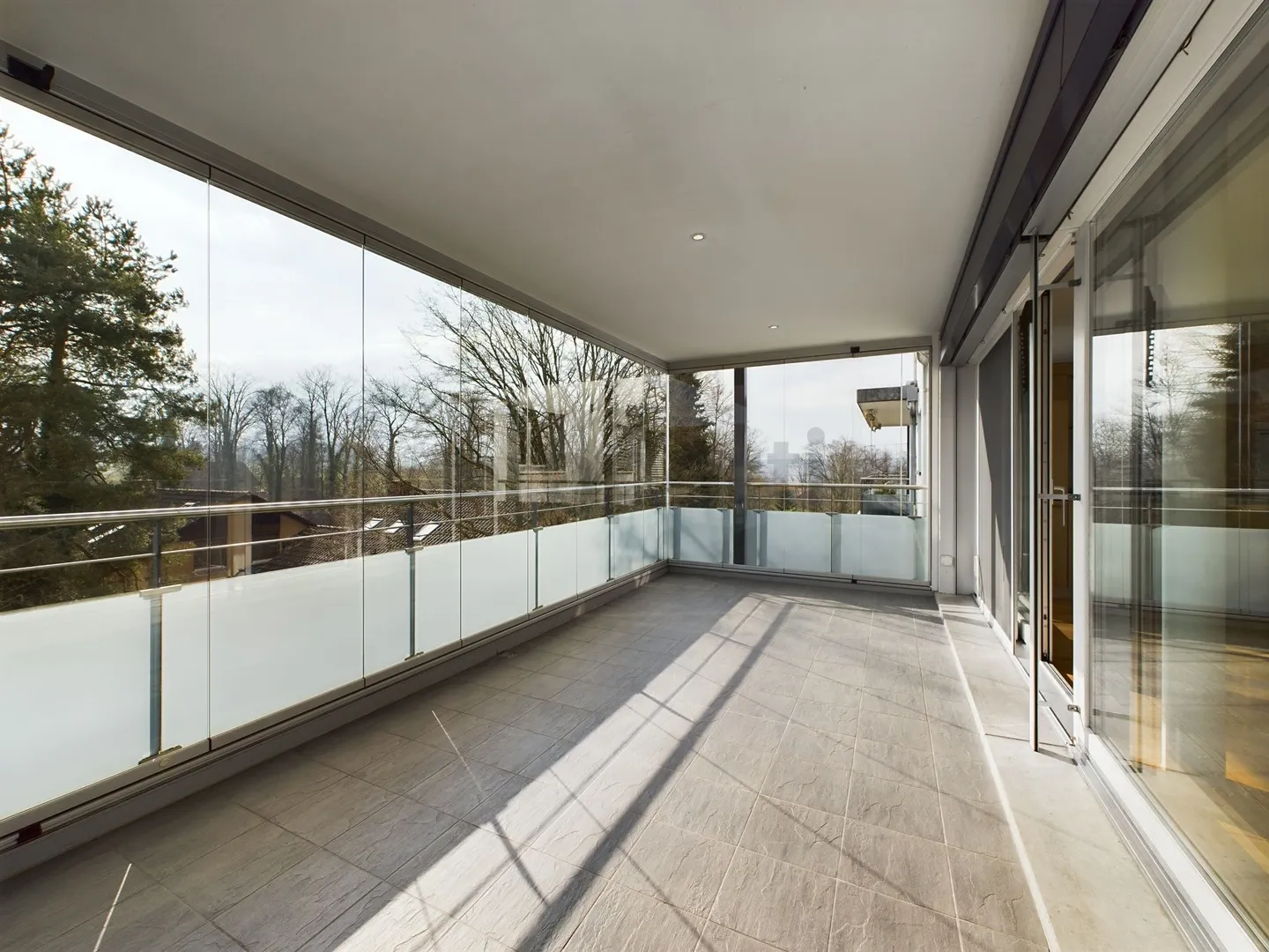Balcon avec jardin d'hiver, vue sur la montagne et entièrement rénové ! - Photo 8 sur 10