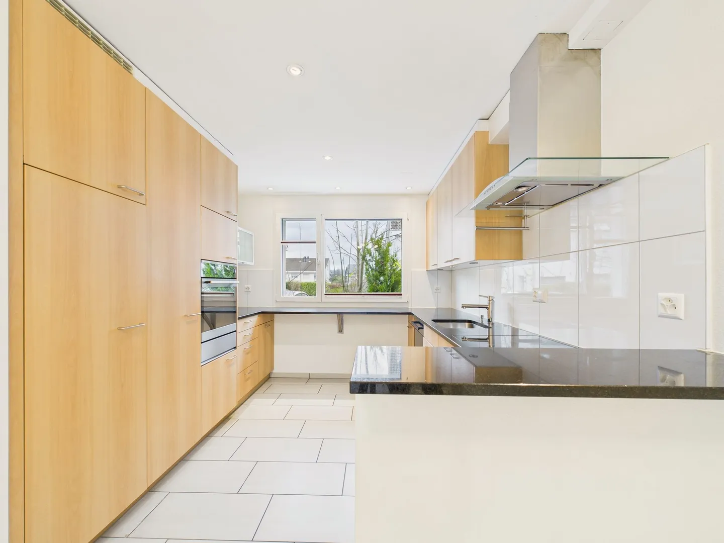 Modern 6.5-Room Single-Family House in Reinach - Photo 4 of 12