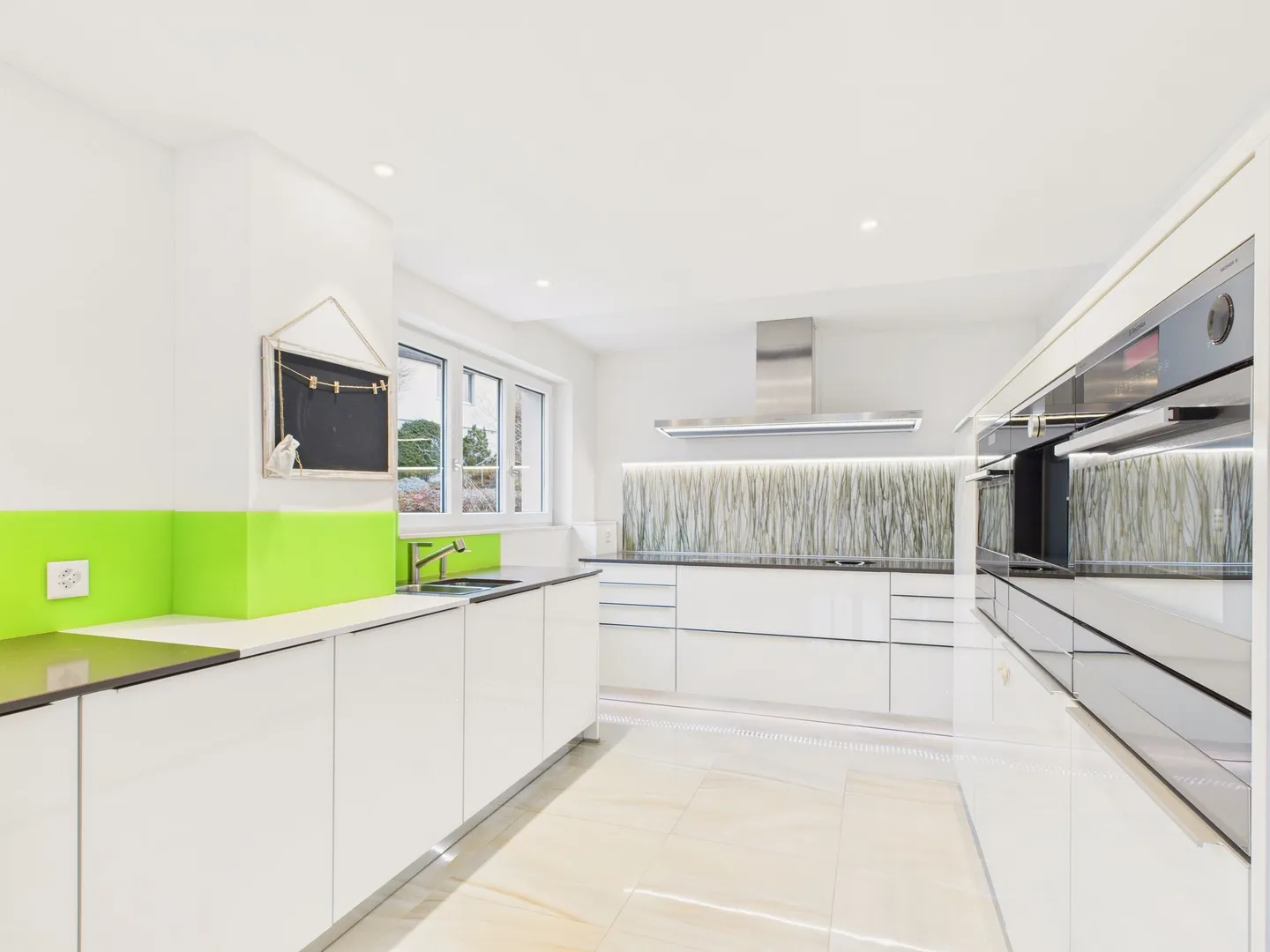 Flexible Living Wonder in Weiach: High-Quality Ground Floor Apartment with XL Garage and Separate 1.5-Room Apartment - Photo 4 of 13