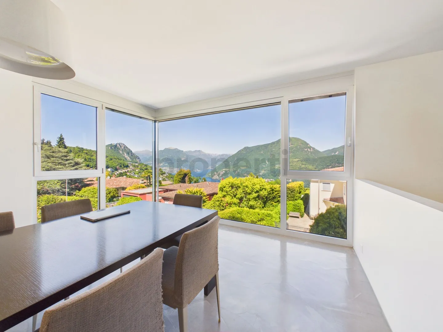 Villa moderna con vista lago - Foto 5 di 13