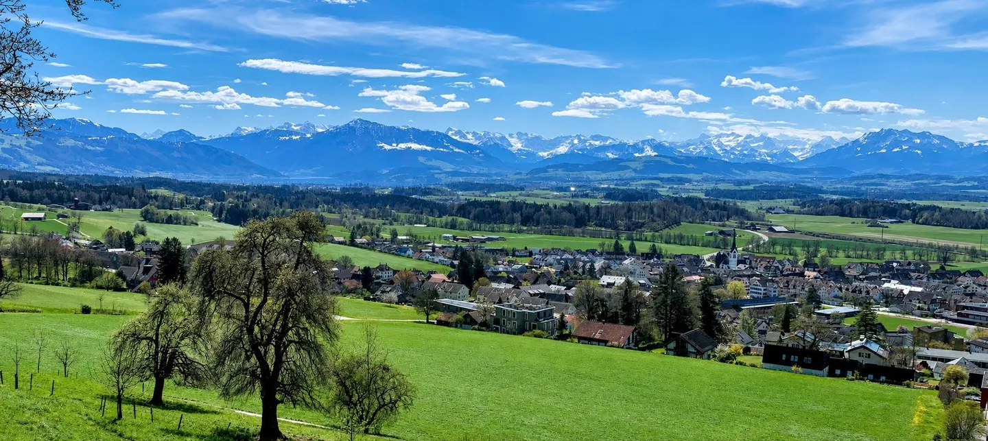 Immense terrasse panoramique de 90 m², entièrement meublée avec vue sur le lac de Zoug - Photo 1 sur 10