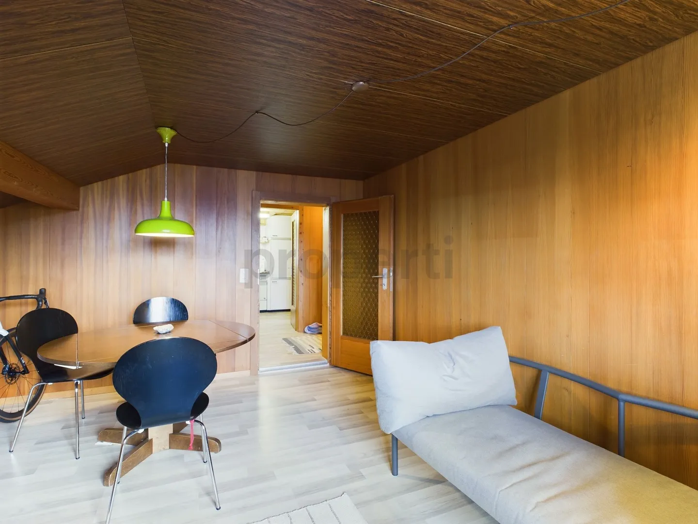 Appartement mansardé meublé de 2 pièces avec vue magnifique sur les montagnes à Andiast - Photo 2 sur 9