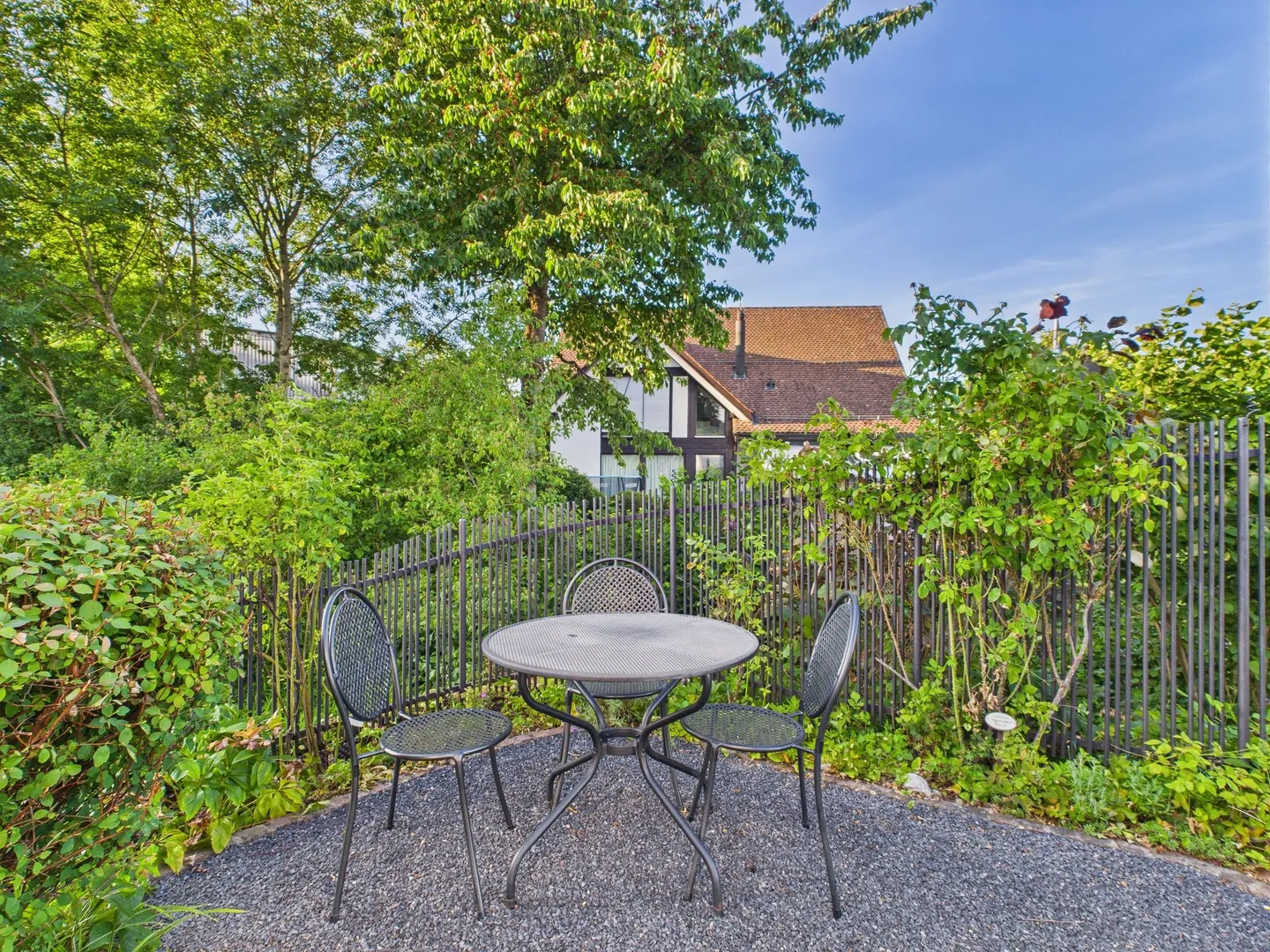 Maison individuelle avec piscine, maison de piscine et beaucoup d'espace extérieur - Photo 6 sur 13