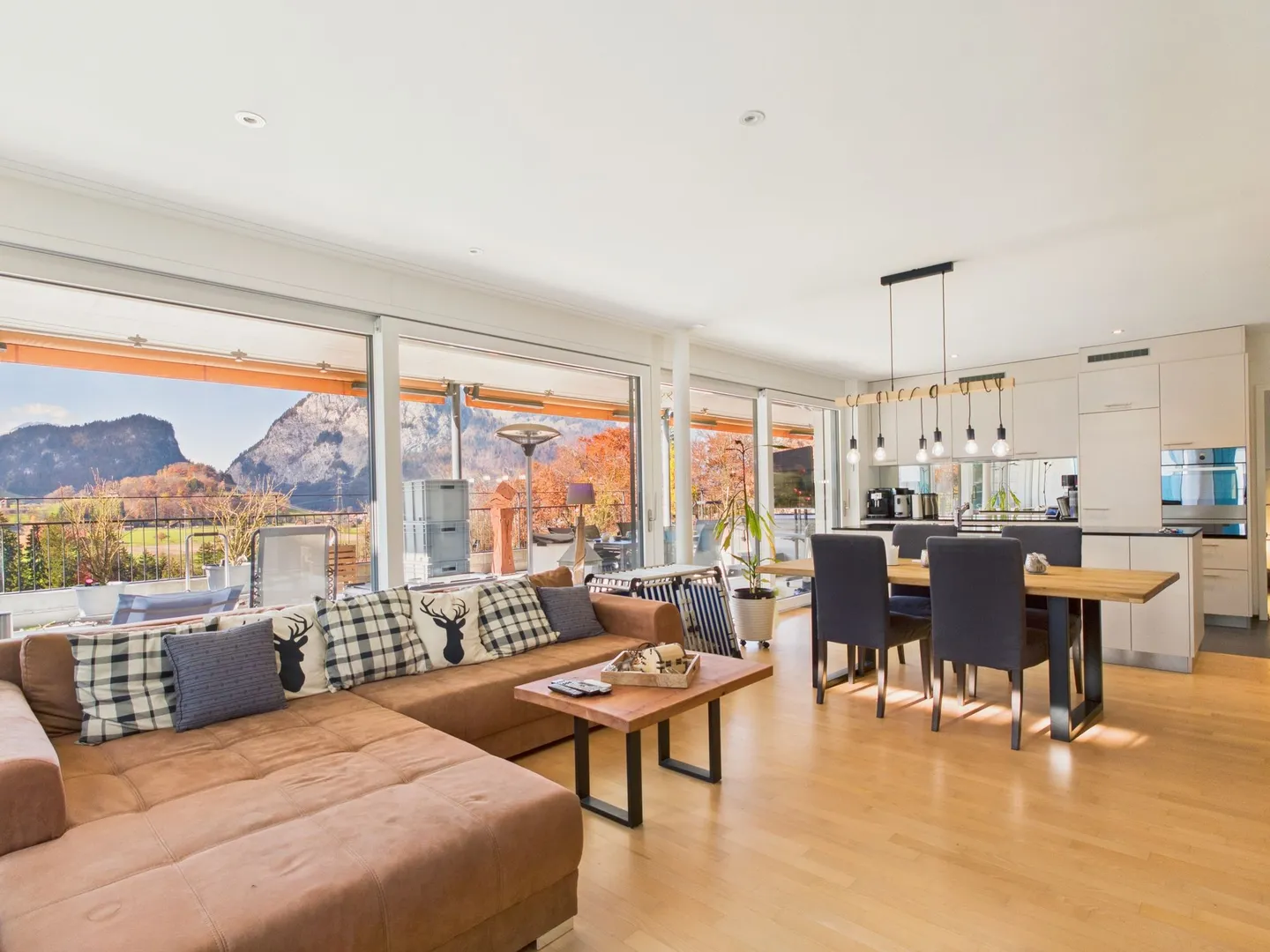 Helle, moderne 4.5-Zimmer-Wohnung mit einzigartiger Terrasse und Panorama-Aussicht in Spiez - Foto 1 di 11