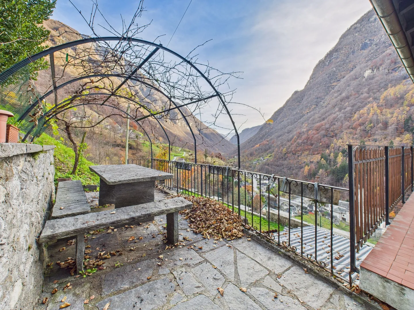 Villa bifamiliare con due appartamenti e vista incantevole a Lavertezzo, TI - Photo 12 of 13