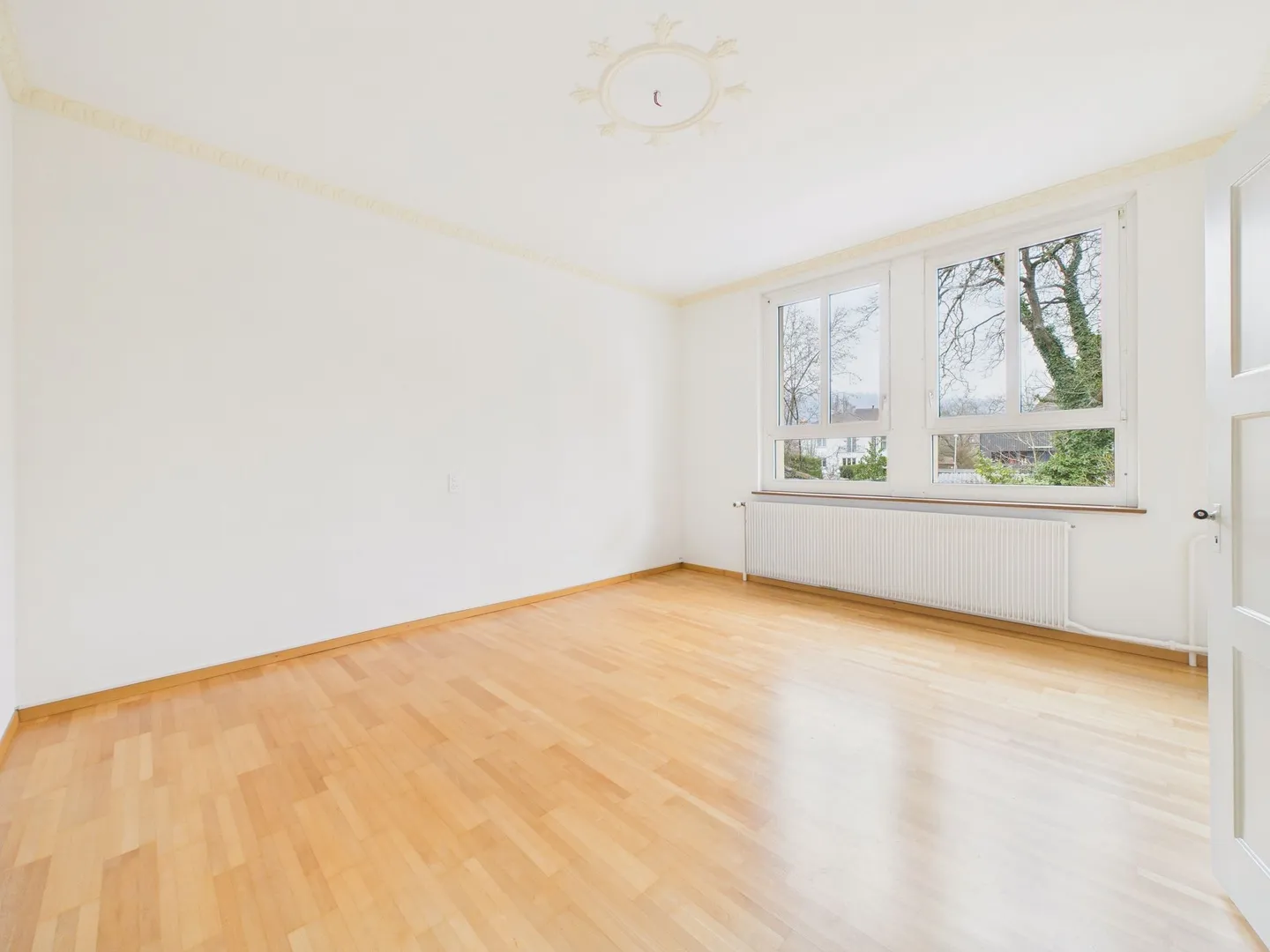 Charmante maison de ville de 4,5 pièces avec jardin à Nidau - Photo 4 sur 13