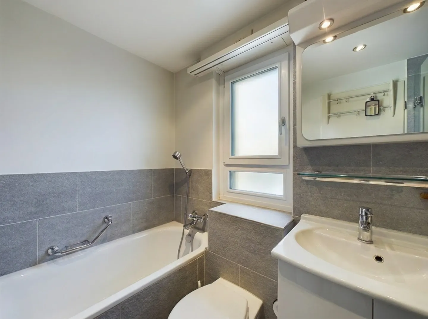 Spacious 5.5-Room Duplex House with Garden, Balcony, and Garage Box - Photo 11 of 13