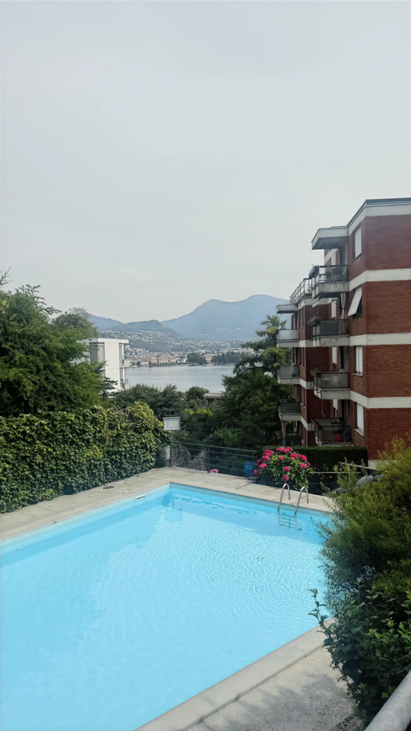 Appartamento ristrutturato con vista lago a Paradiso - Foto 10 von 12