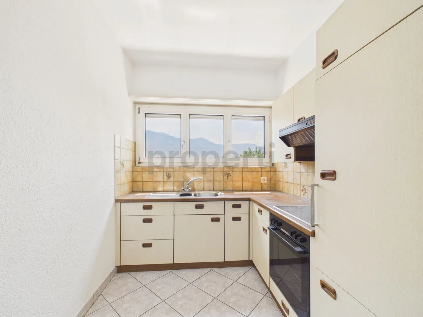 Appartamento soleggiato con balconi - Foto 5 di 10