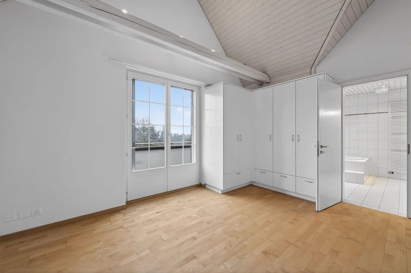 160 m² di superficie abitabile, camino accogliente e riscaldamento a pompa di calore - Foto 7 di 12