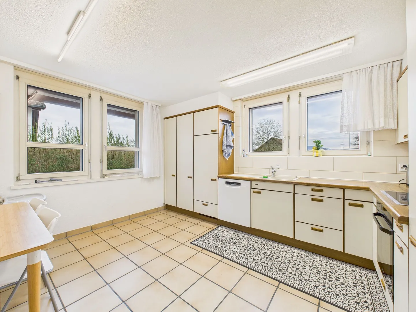 Grosszügiges 6-Zimmer-Einfamilienhaus mit Garten in Eiken - Foto 5 von 13