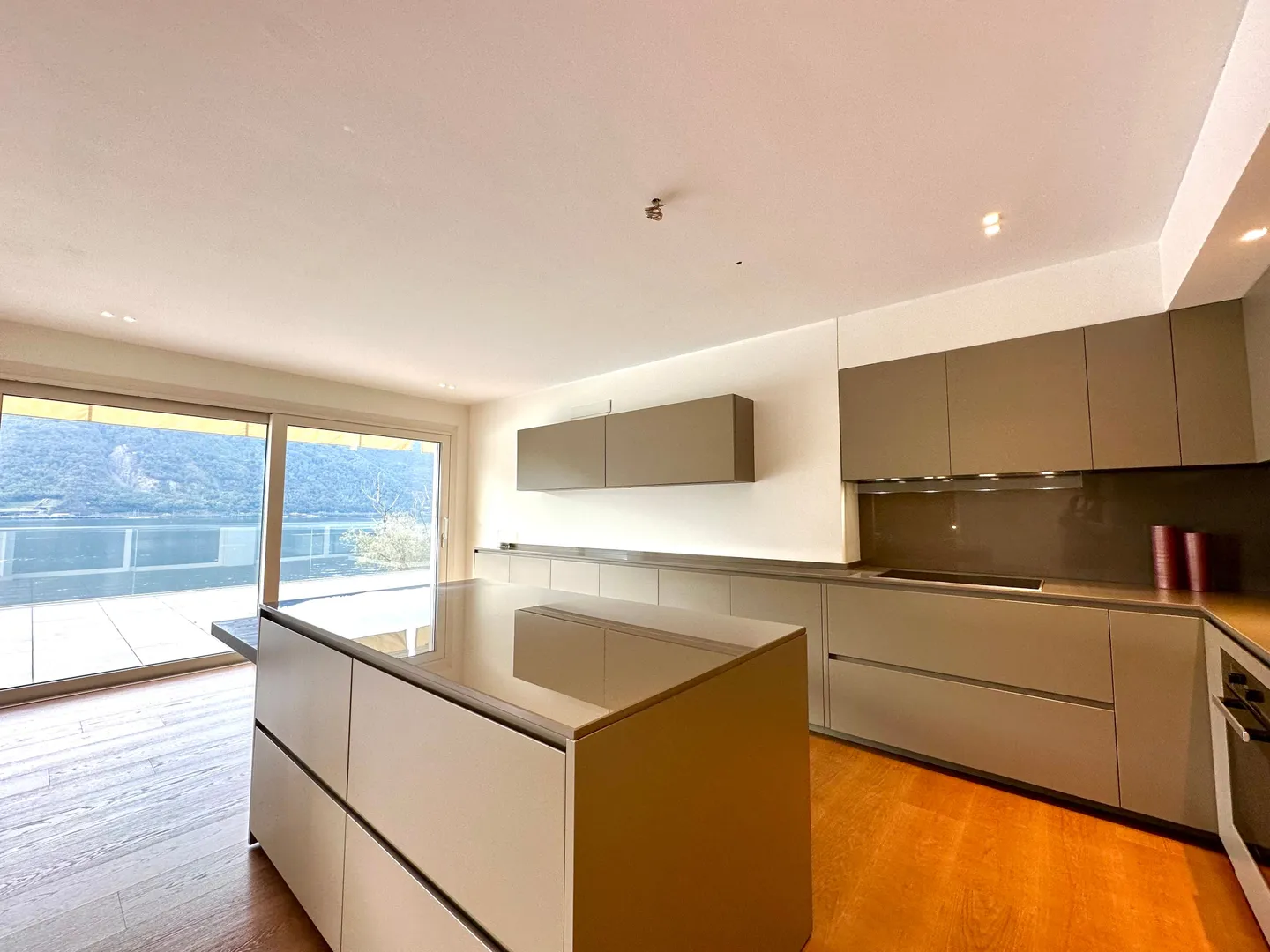 Penthouse élégant avec 4 chambres et vue sur le lac à Bissone - Photo 5 sur 12