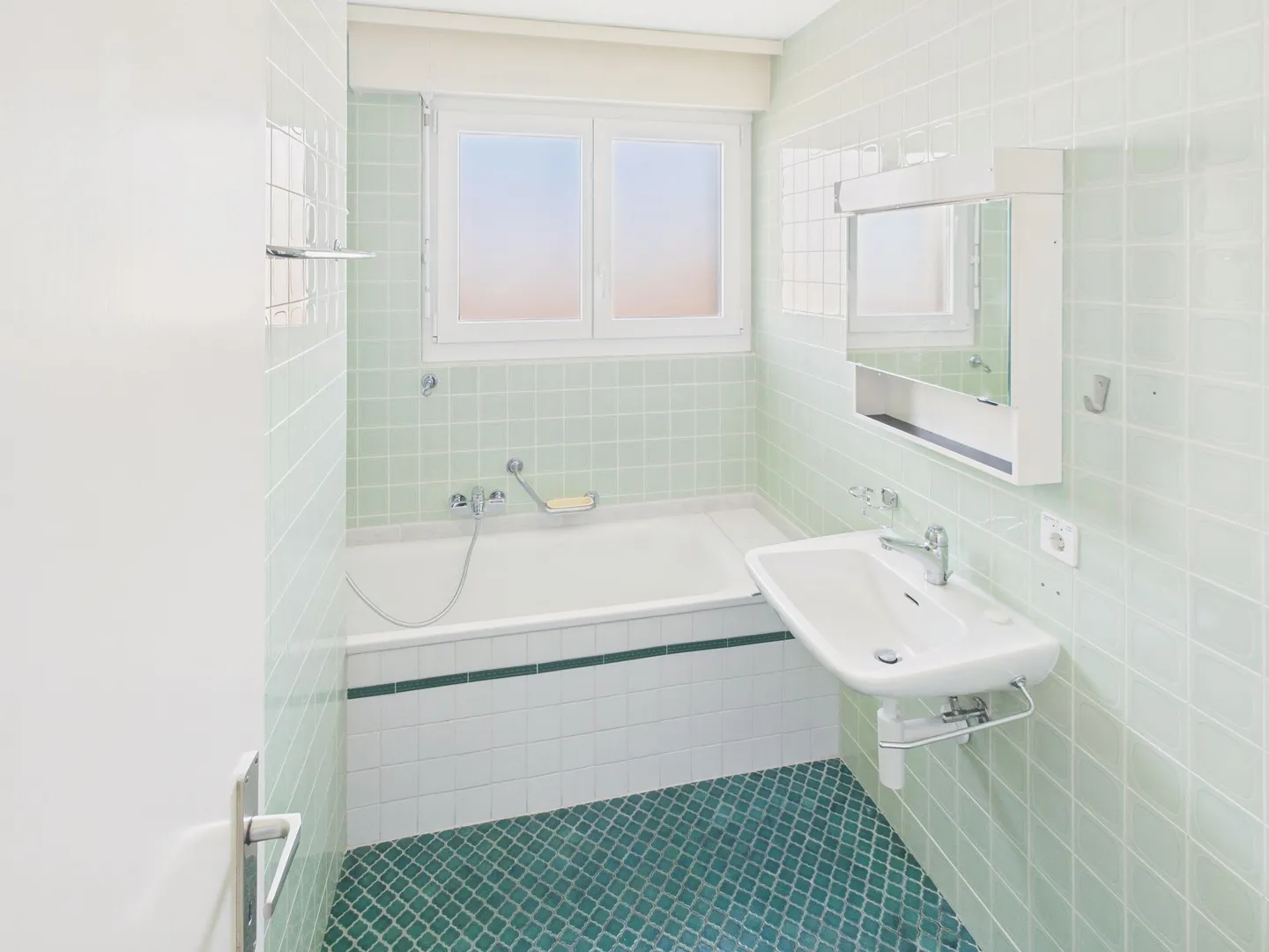 Appartamento moderno e luminoso di 4,5 stanze con balcone e piscina vicino alla natura - Foto 7 di 11