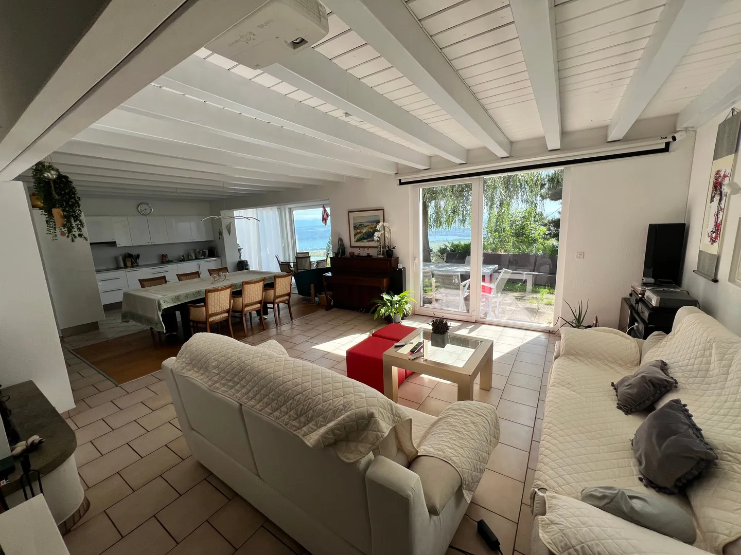 Charmante maison individuelle de 5.5 pièces avec piscine, vue exceptionnelle et grand jardin à Villars-Burquin (Tévenon VD) - Photo 1 sur 12