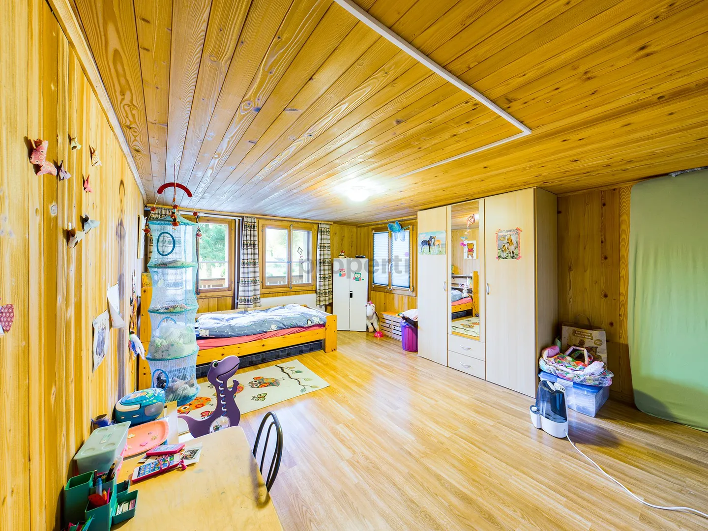 Maisonette spacieuse de 5,5 pièces avec un immense jardin paradisiaque - Photo 9 sur 13