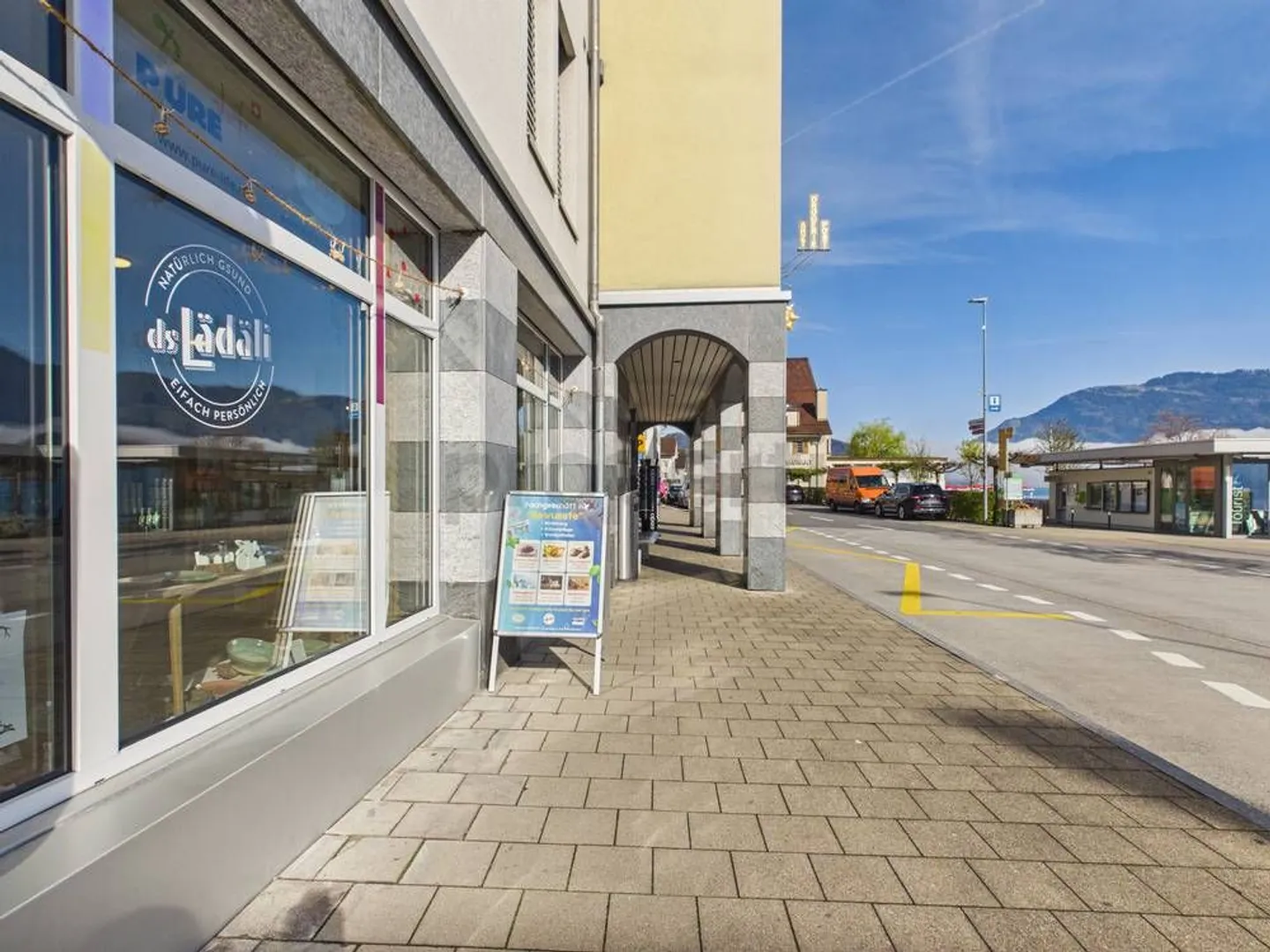 Proprietà di investimento attraente in posizione privilegiata a Beckenried - Spazio commerciale con vista lago - Foto 2 di 9