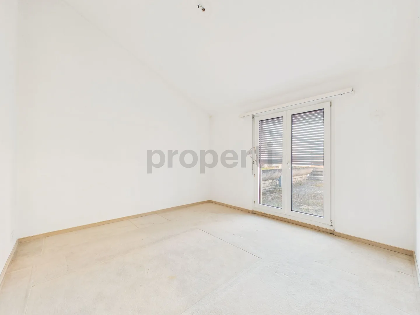 Bright 4.5-Room Apartment with Great Potential - Photo 2 of 9