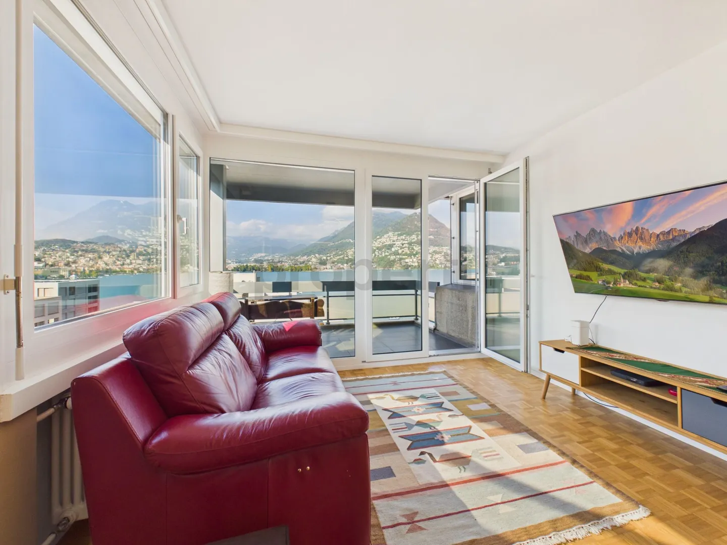 Spazioso attico ristrutturato nel 2022, Ampio balcone con vista panoramica sul lago Ceresio - Photo 1 sur 12