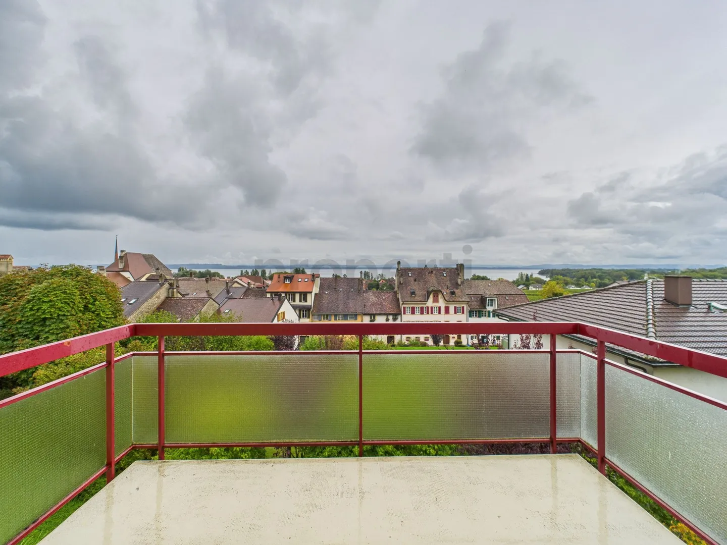 Charming 2.5 rooms with panoramic lake view in Milvignes - Photo 7 of 8