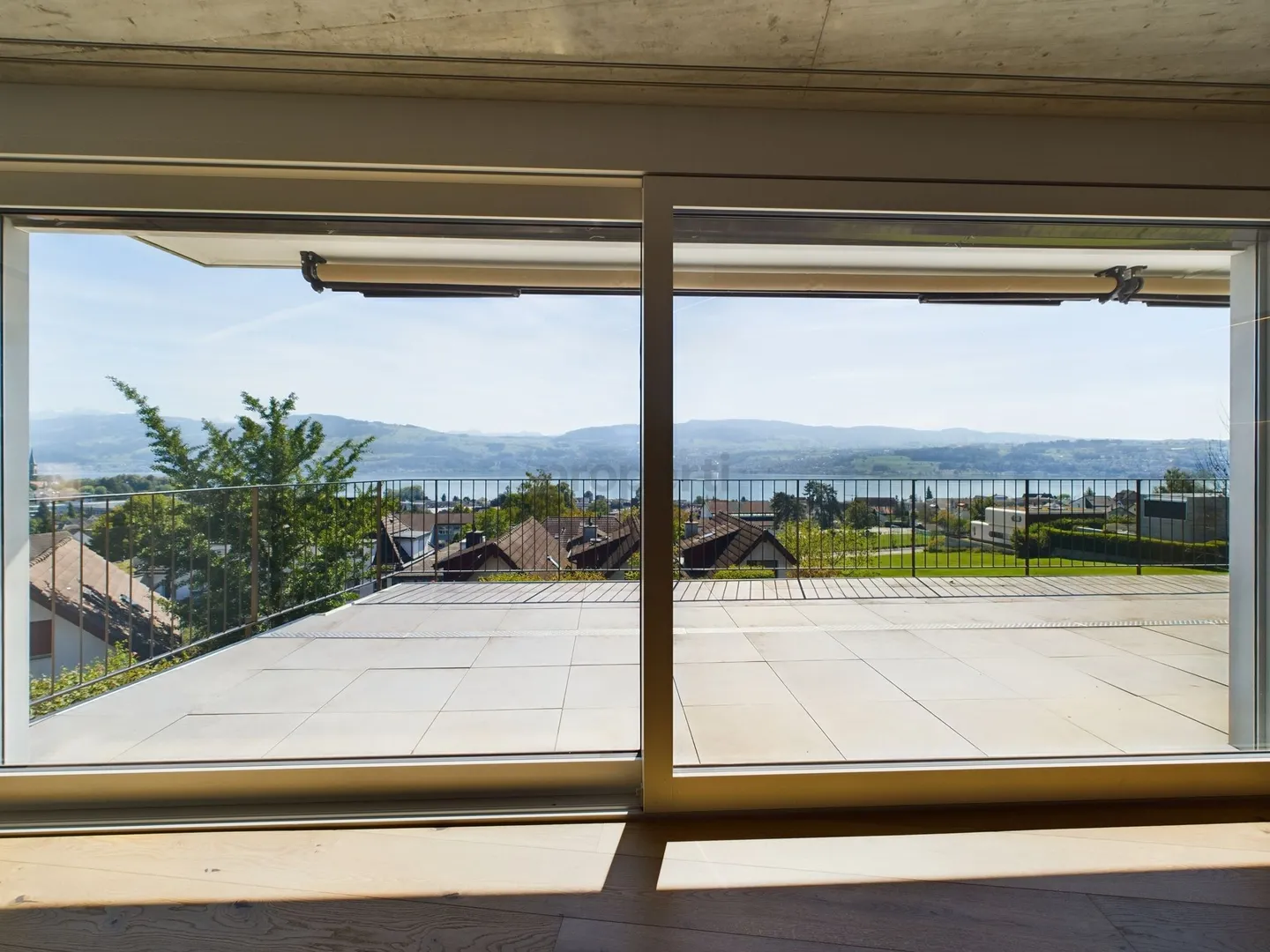 Atemberaubende 4.5 Zimmer-Attikawohnung mit herrlicher Berg- und Seesicht in Stäfa - Foto 2 von 13