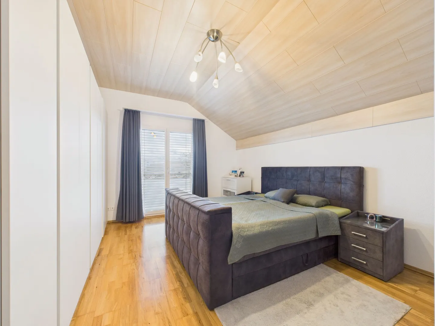 Moderne 6,5-Zimmer-Doppelhaushälfte in Uznach - Foto 8 von 13