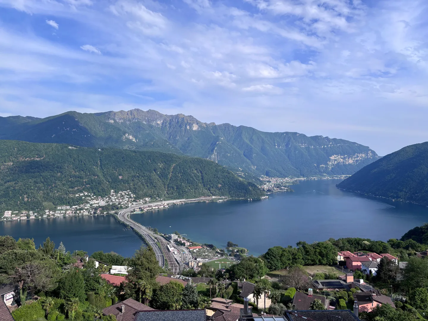 Prestigiosa proprietà con tre appartamenti indipendenti e grande giardino  Carona - Photo 1 sur 13