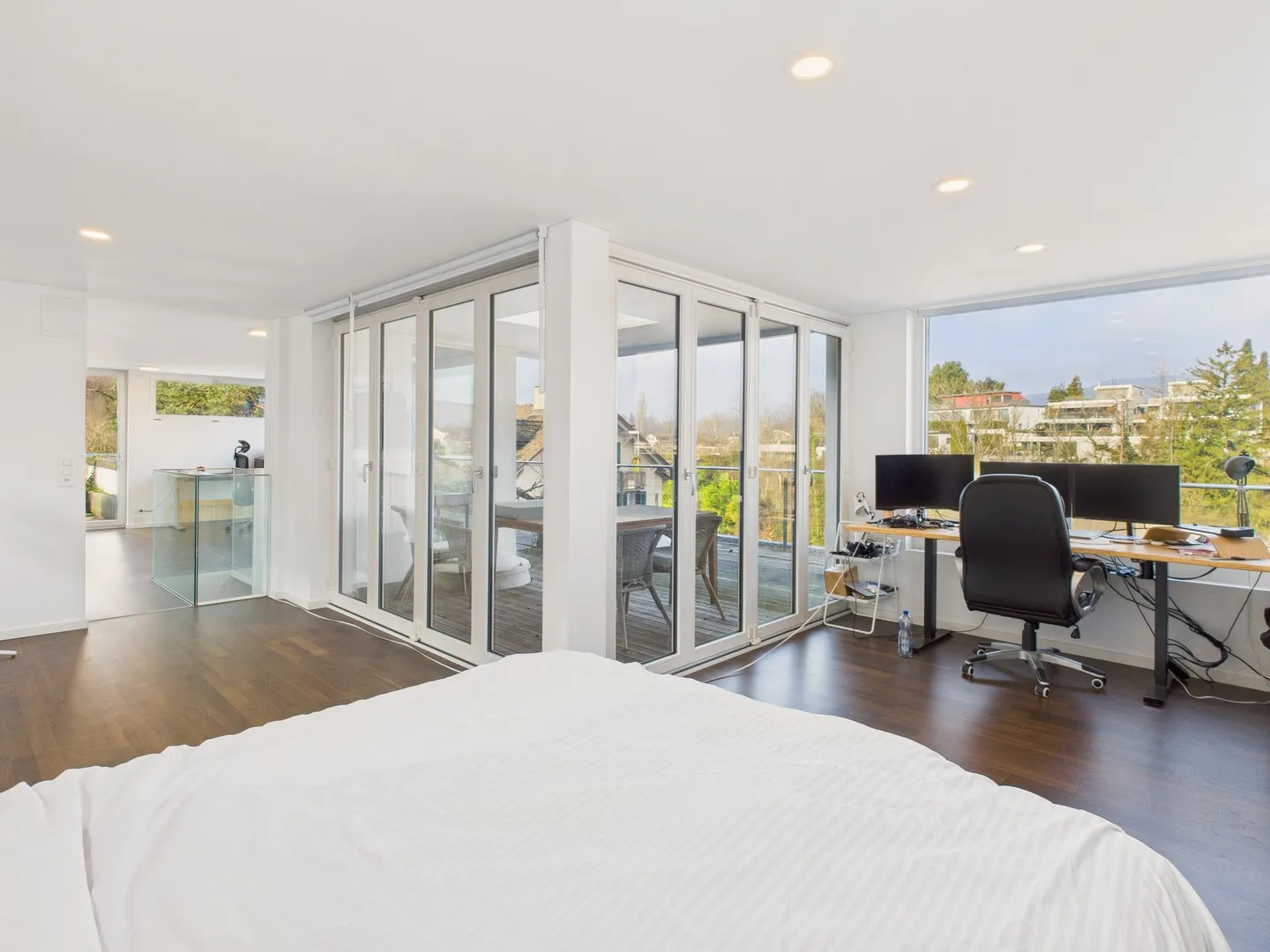 Maison individuelle spacieuse avec une architecture unique dans un emplacement calme de premier choix avec un grand jardin - Photo 8 sur 13