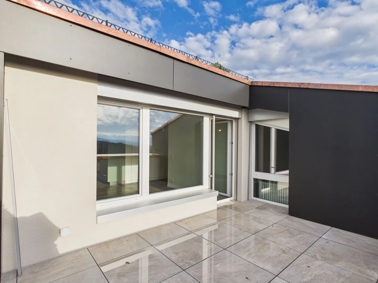 Moderne 2.5-Zimmer-Wohnung mit Pool - Foto 8 von 12