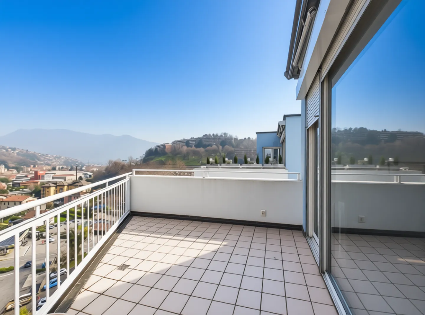 Geräumiges 4.5-Zimmer-Penthouse mit Terrasse und Panoramablick in Vacallo - Foto 11 von 13