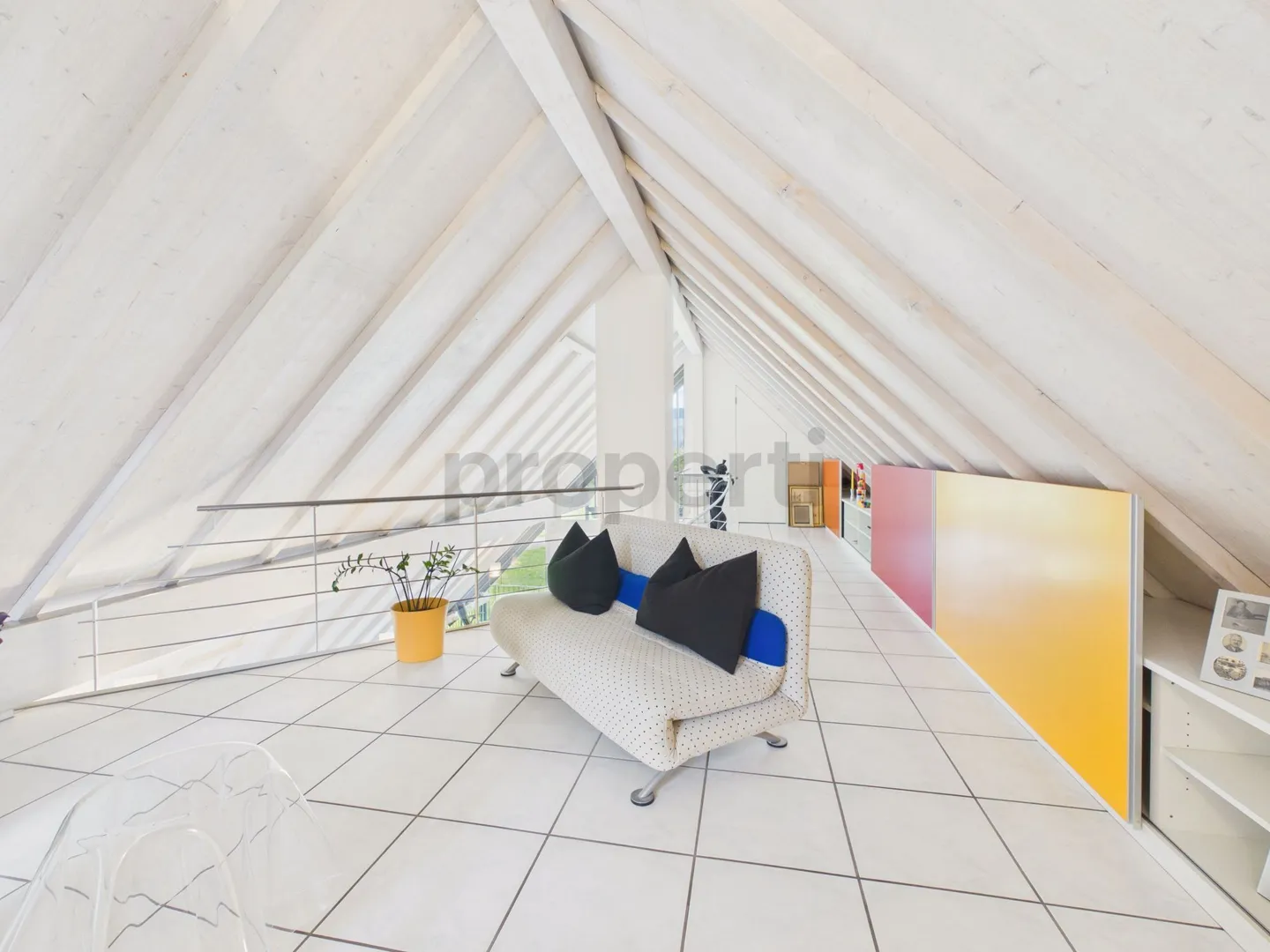 Bright 3.5-room attic apartment with lake view in Uster - Photo 8 of 13