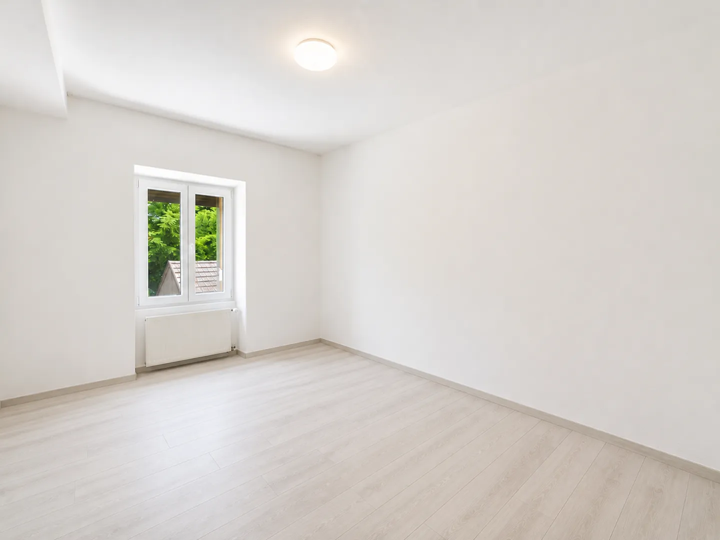 Renovated Apartment Building with Attractive Yield in Biel/Bienne - Photo 5 of 11