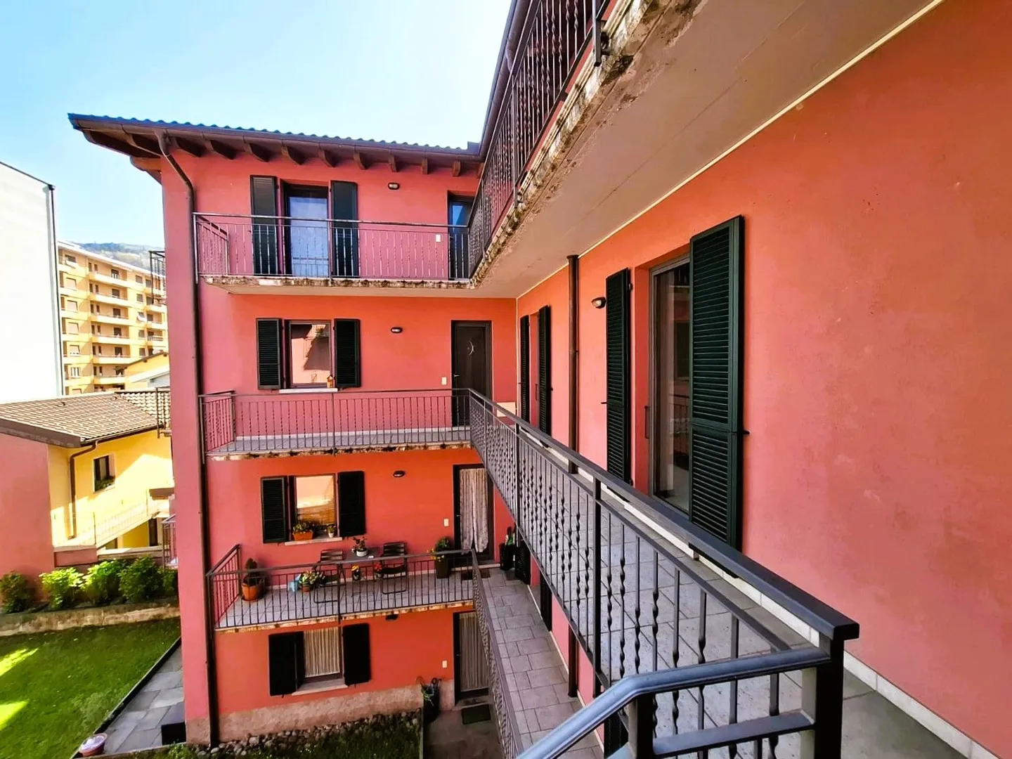 Live in luxury in Chiasso, Canton Ticino - Practical solution of 250m2 - Photo 4 of 13