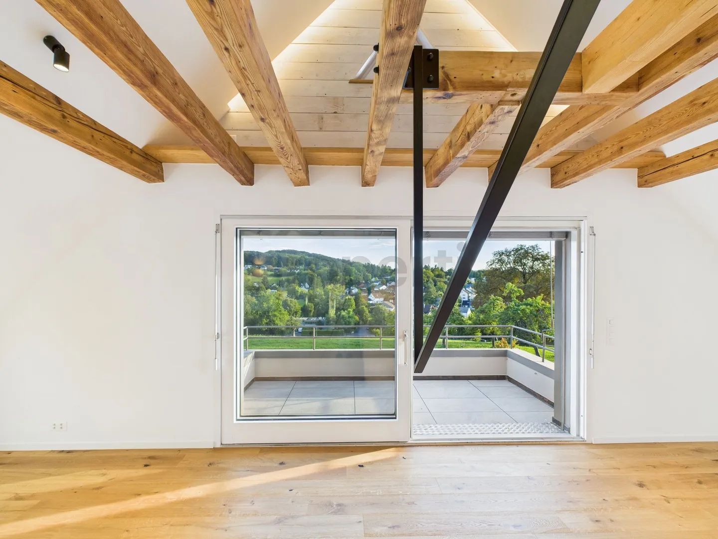 Charmante, exklusive Dachgeschoss-Wohnung mit Galerie &amp; luxuriösem Ausbaustand in Riehen - Foto 4 von 13