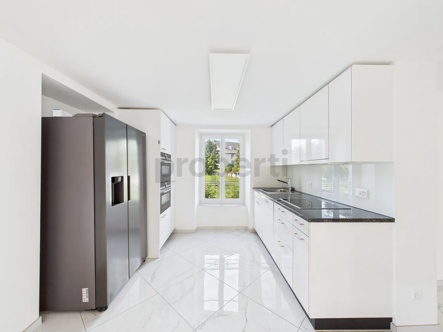 High-quality renovated 2.5-room apartment in a historic house - Photo 4 of 12