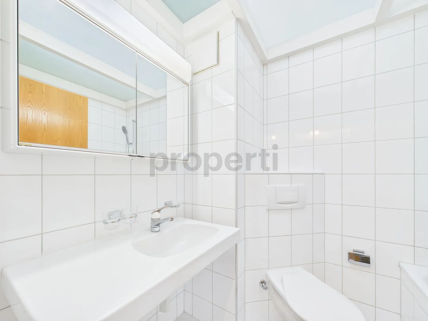 Appartement penthouse moderne de 3,5 pièces dans un emplacement calme avec une atmosphère de vie lumineuse à Reinach - Photo 10 sur 11