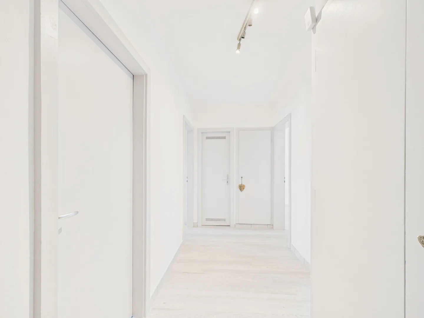 Renovated 3.5 Room Apartment in the Heart of Le Locle - Calm, Modernity, and Comfort - Photo 6 of 8