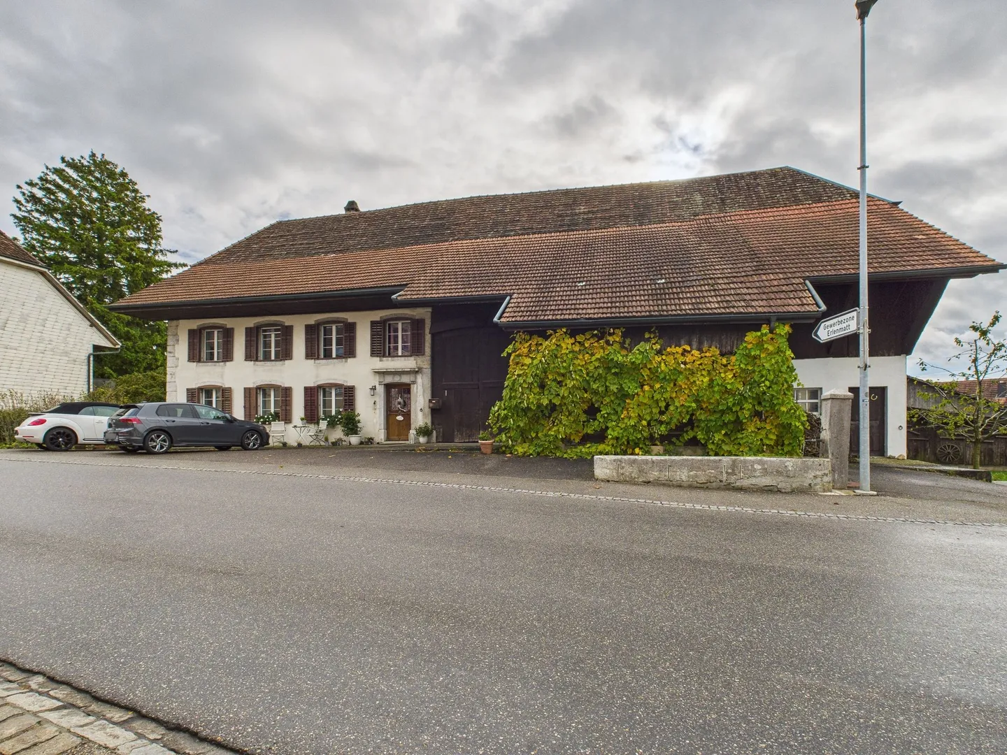 Historic 8.5-Room Farmhouse with Charm, Horse Stable, and Large Garden in Attiswil - Photo 4 of 8