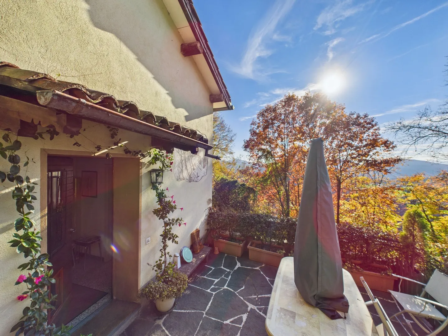 Charmantes 4.5-Zimmer-Einfamilienhaus in Aranno, umgeben von Grün - Foto 2 von 13