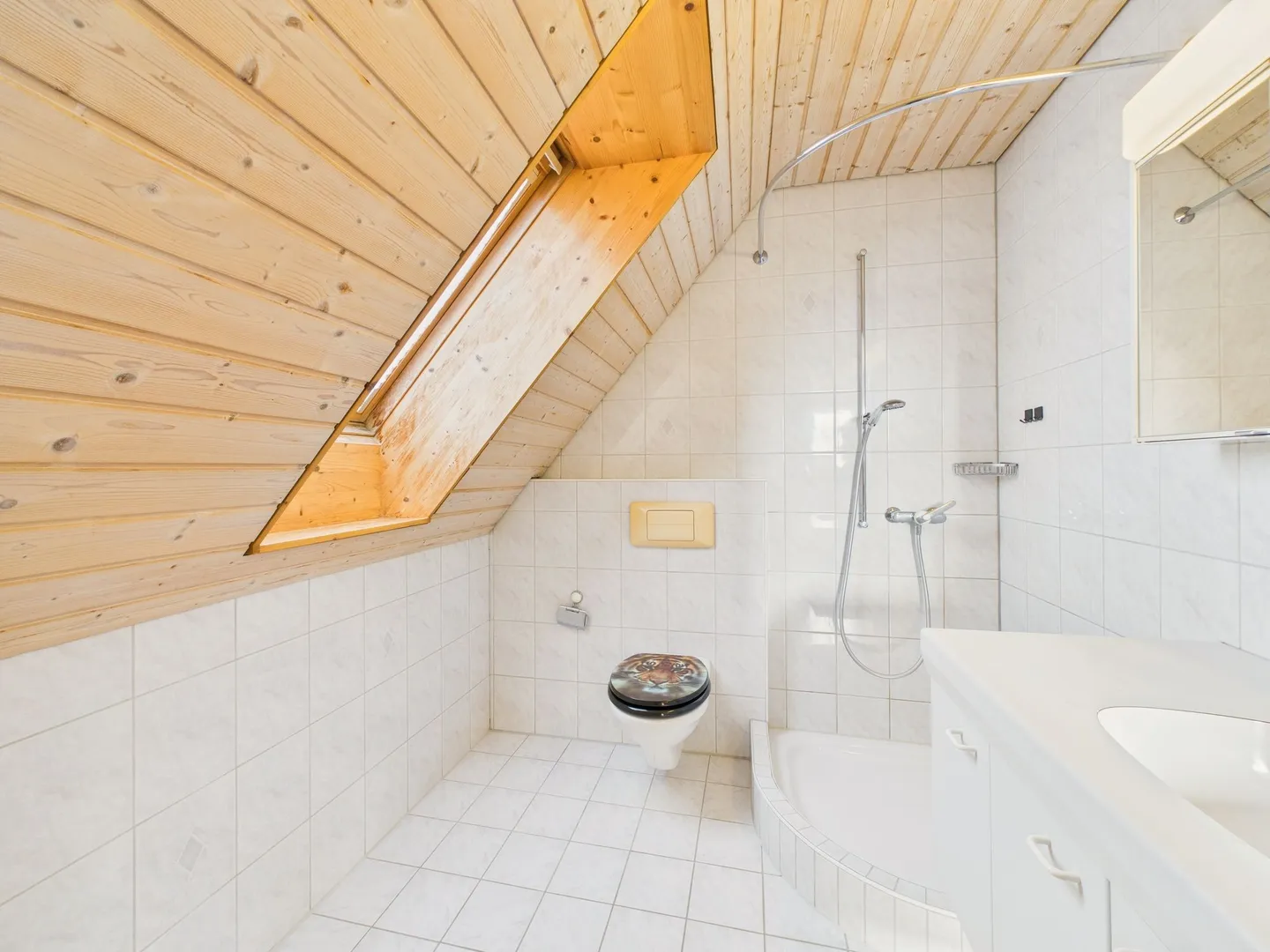 Expérience de vie moderne dans un environnement calme et ensoleillé - Appartement sous les combles de 2,5 pièces à Subingen - Photo 8 sur 9