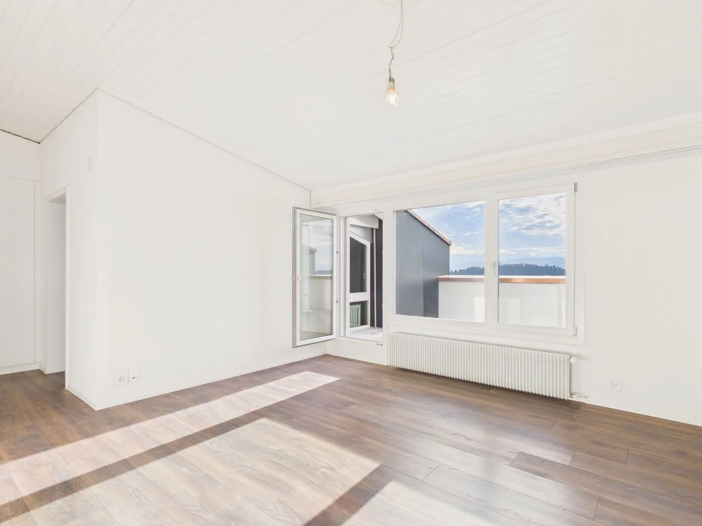 Moderne 2.5-Zimmer-Wohnung mit Pool - Foto 1 von 12