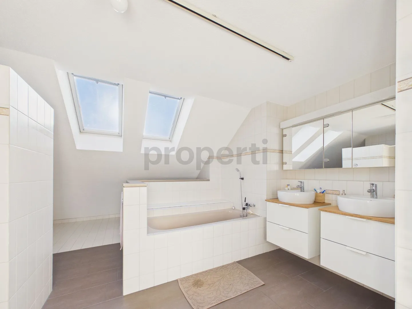 Bright 2.5-Room Apartment with Balcony, Flawil - Photo 5 of 10