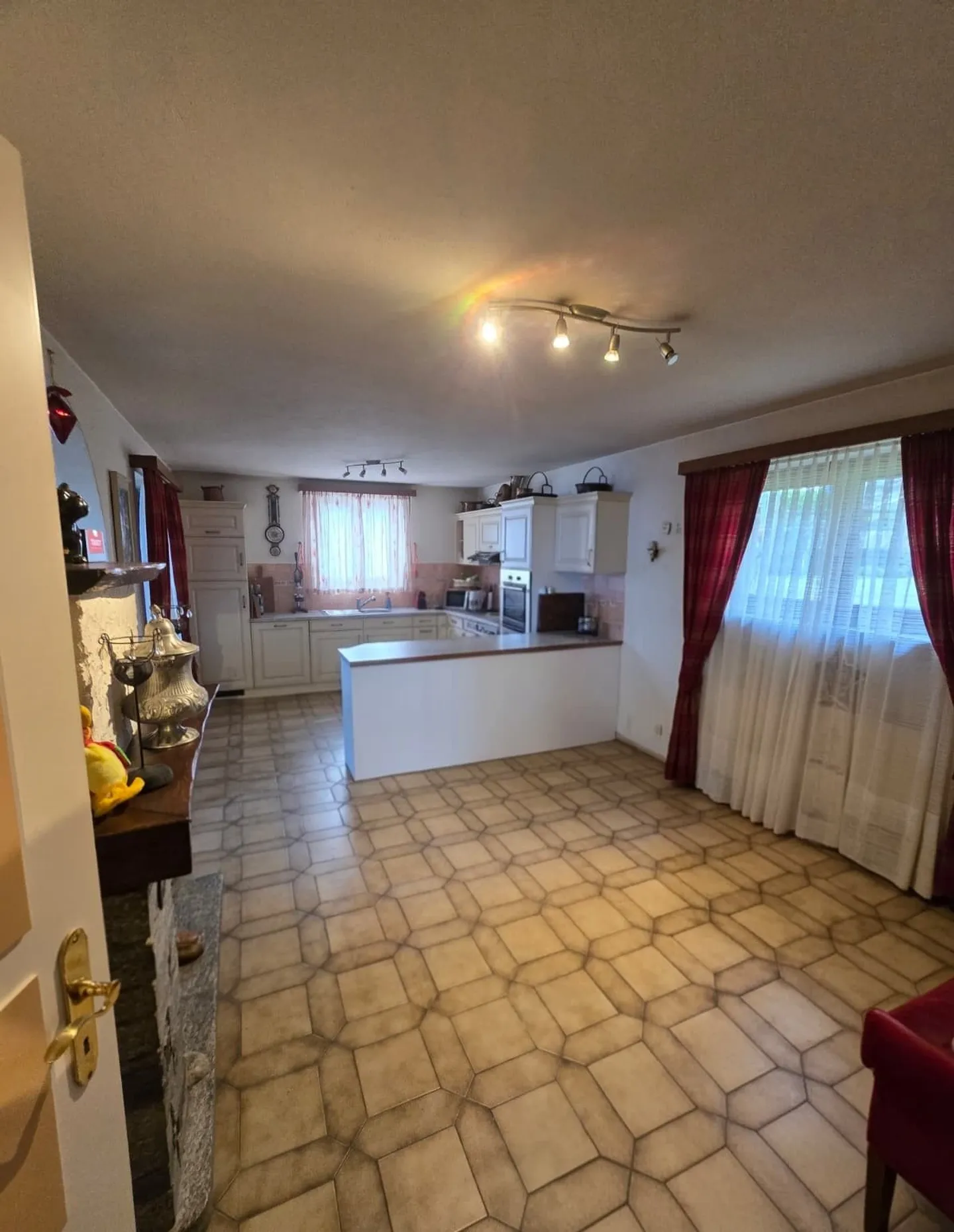 Brissago  Bifamiliare con vista lago, piscina e grande potenziale di sviluppo - Foto 8 von 13