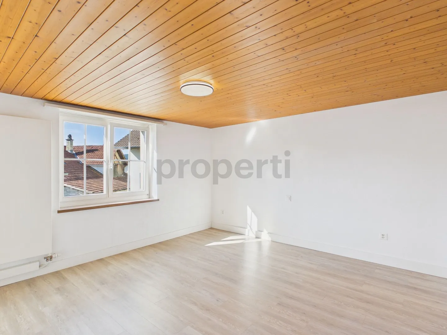 Charming and bright apartment with a beautiful balcony, including a parking space - Photo 6 of 10