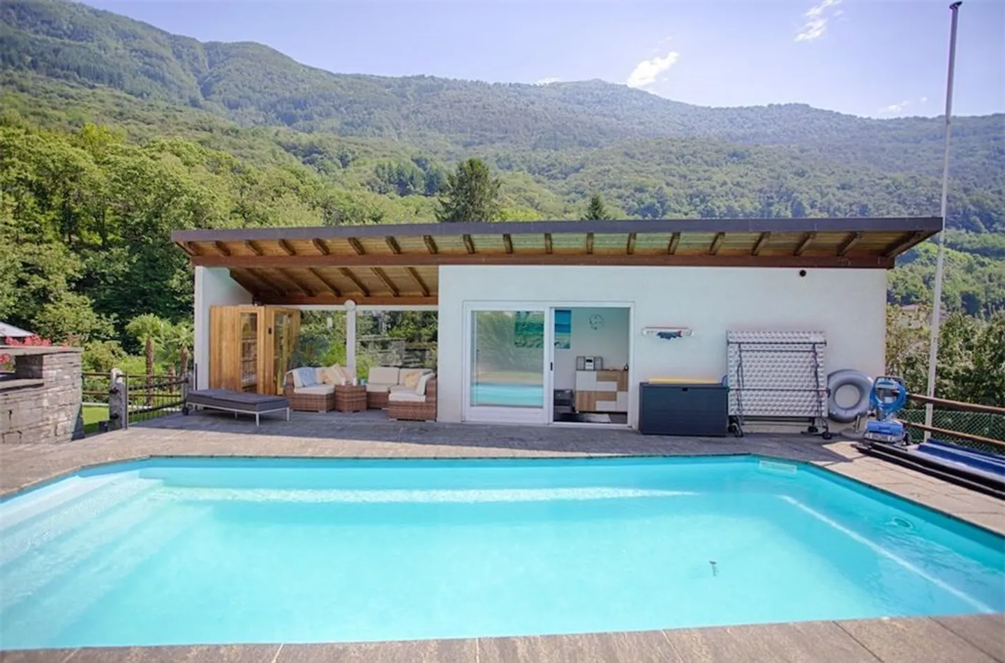 Elegante Einfamilienhaus mit 7 Schlafzimmern und Pool in panoramischer Lage - Foto 4 von 10